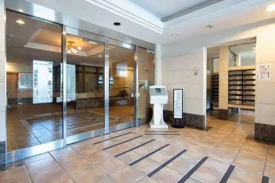 ���L����