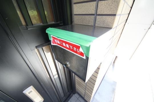 ���L����