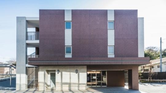 ���L����