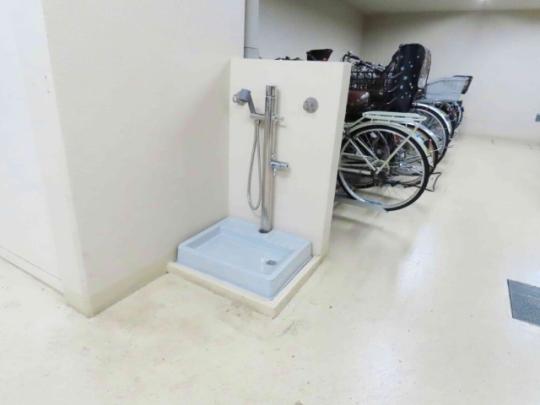 ���L����