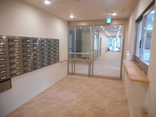 ���L����