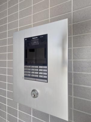 ���L����