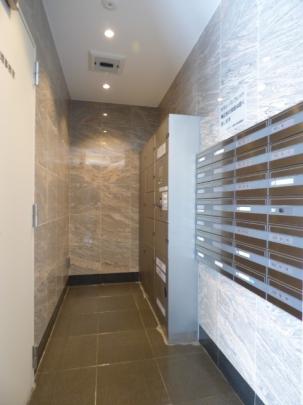 ���L����