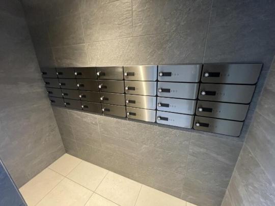 ���L����