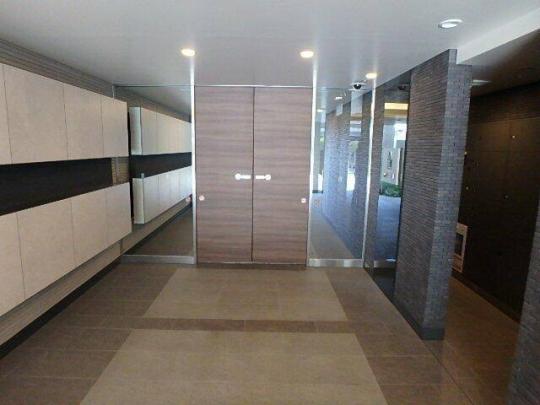 ���L����