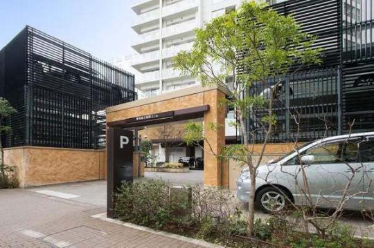 ���L����