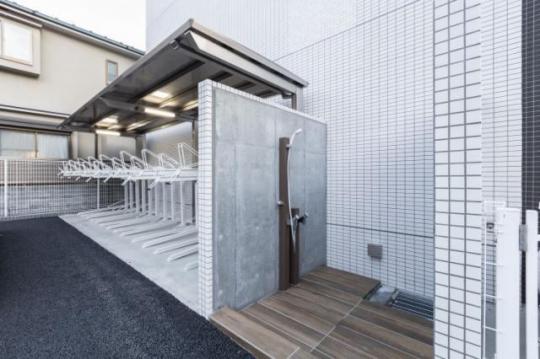 ���L����