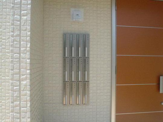 ���L����