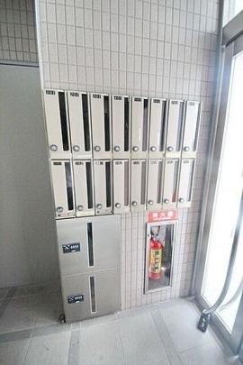 ���L����