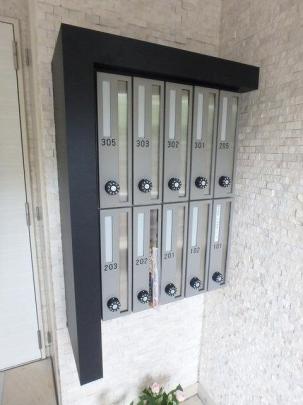 ���L����