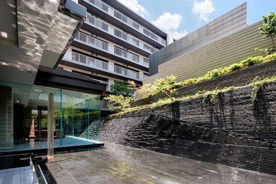 ���L����