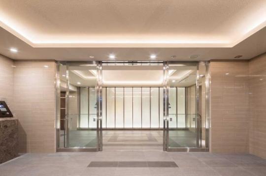 ���L����