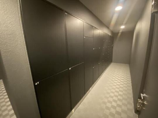 ���L����