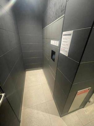 ���L����