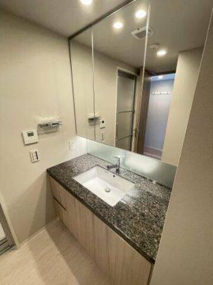 �l�C�̓Ɨ����ʏ�