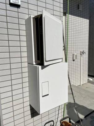 ���L����