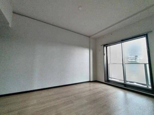 ���r���O