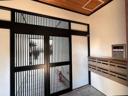 ���L����