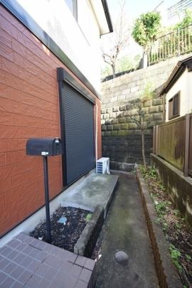 ���L����