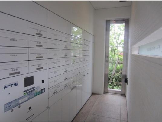 ���L����