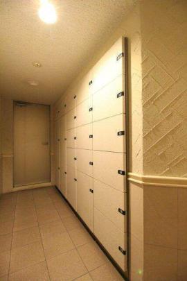 ���L����