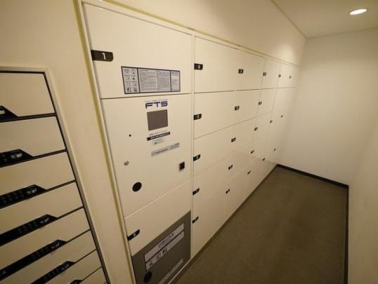 ���L����