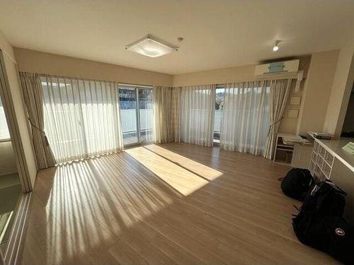 ���r���O