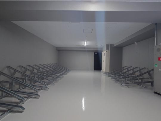 ���L����