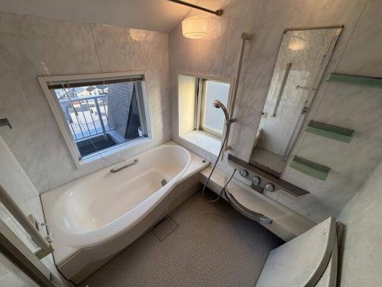 浴室に窓付きです