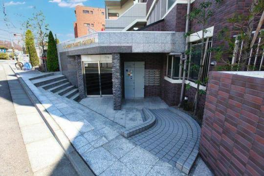 ���L����