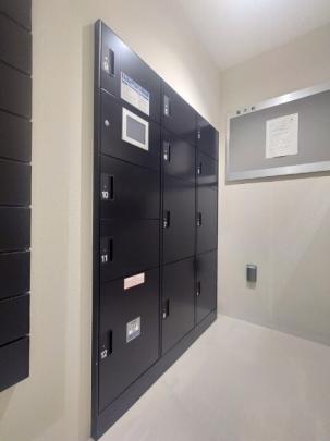 ���L����