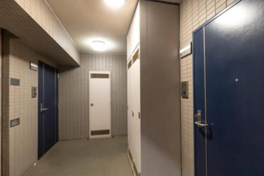 ���L����