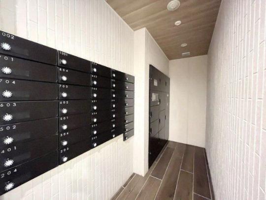 ���L����