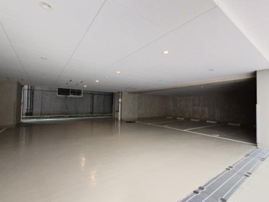 ���L����