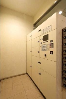 ���L����