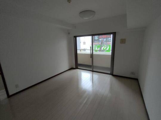 ���r���O