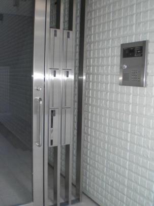 ���L����