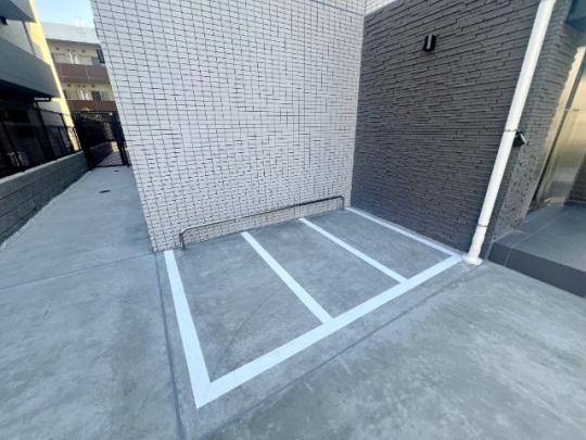 ���L����