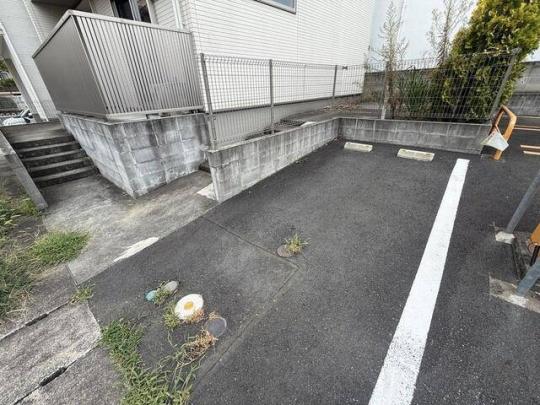 ���L����