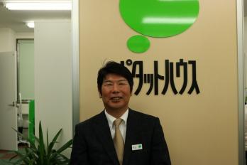 多くの不動産会社では営業社員が担当者一人でお客様と向き合い、担当者個人の能力と<br />判断力で成果を求められる仕事とされています。 <br />一人で走り続ける営業の仕事は大変困難なものです。当店では役職・経験にかかわらず、<br />協力しあうので、大きな成果が期待できます。<br />お客様のパートナーとして歩んでいけるような営業を目指すことで、社員全員がやりがい<br />達成感、そして会社と個人の成長を経験できると思います。<br />ぜひチャレンジしてみてください。