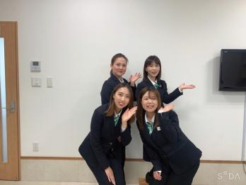 41歳、異業種からの転職でしたが、社員皆様に暖かく迎えられ、優しく丁寧に仕事を<br />教えてもらい、会社からの手厚いサポートもあり、入社4か月で『宅地建物取引士』の<br />資格も取得できました。海外研修や懇親食事会のおかげで、現在は仕事にも慣れ、日々<br />諸先輩方と楽しく笑顔で業務に取り組んでいます。まだまだ経験不足ですが、社員を始め<br />いろいろな方々に助けられ仕事をこなせています。厳しいこともありますが、社員一丸と<br />なって目標に向かい毎年業績を向上させています。こんな前向きな職場で一緒に仕事を<br />しませんか。