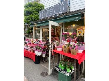 高架下の前にあります。