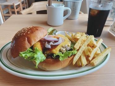 チーズバーガーとアイスコーヒー