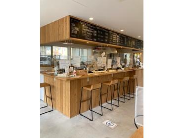 カフェは、カウンター席もテーブル席もあります!