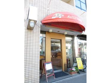 赤い屋根が目印です。