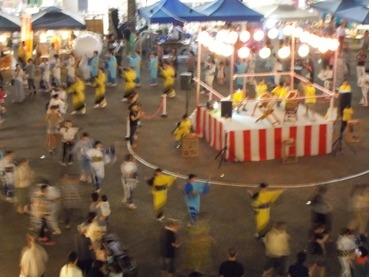 中央の櫓では各町内交代で太鼓を打ち鳴らします