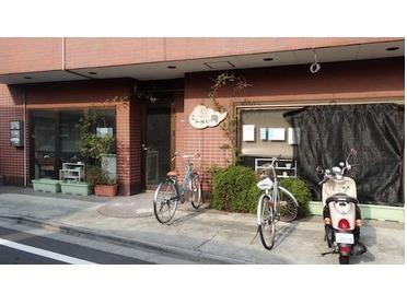 茶色のマンション1階です 茶色のマンション1階です