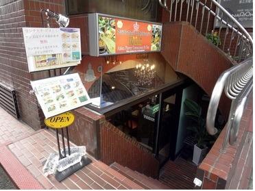 お店の外観☆商店街沿い、セブンイレブンの向かいです
