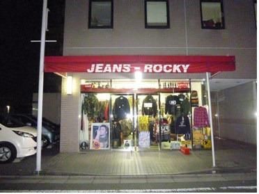 店内にはたくさんのメンズカジュアル