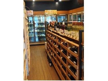 店内写真・沢山のお酒が並んでます。ワインセラーあり